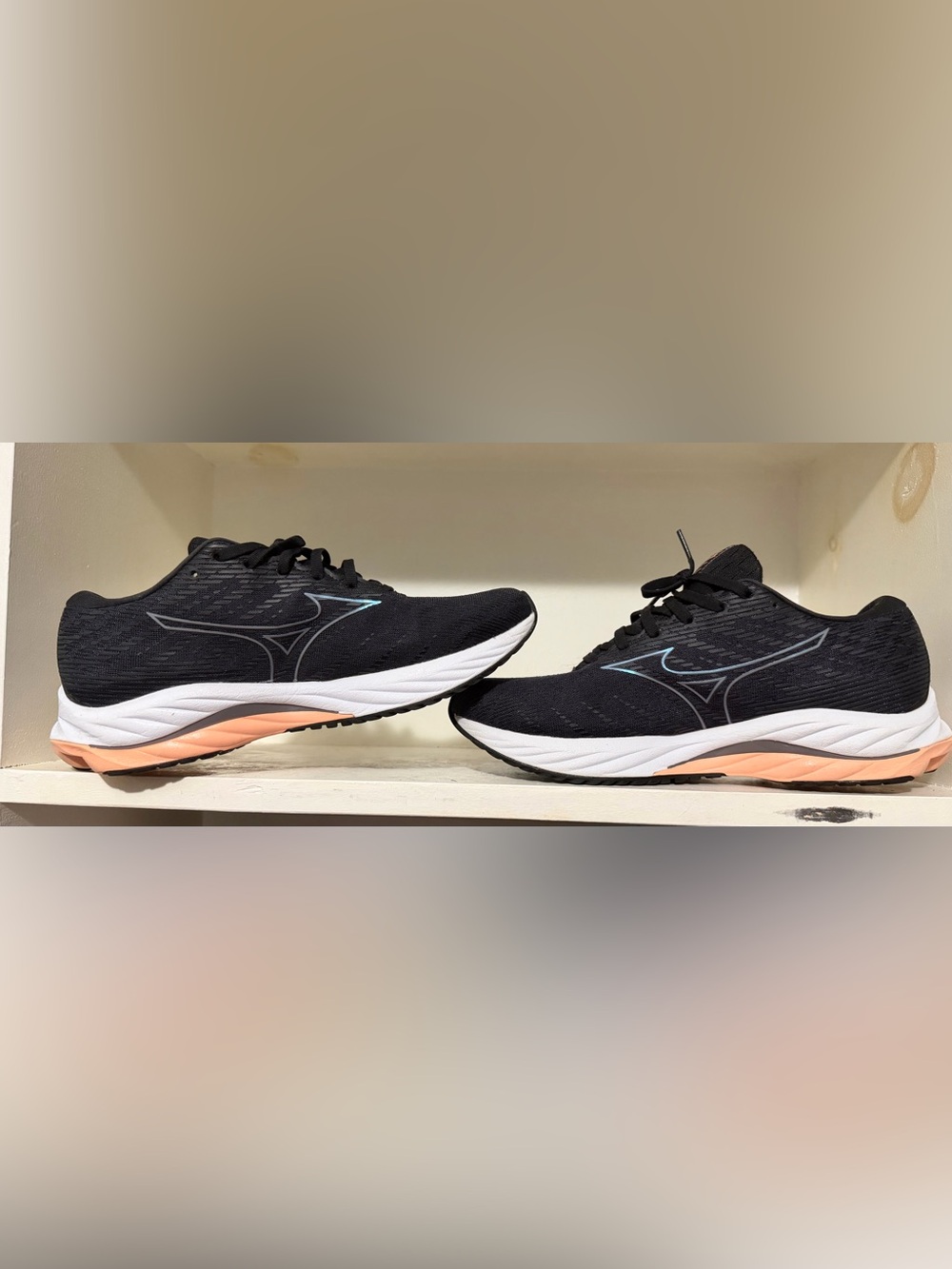 Mizuno Black Shoe Interior Label with Blue Size Strip